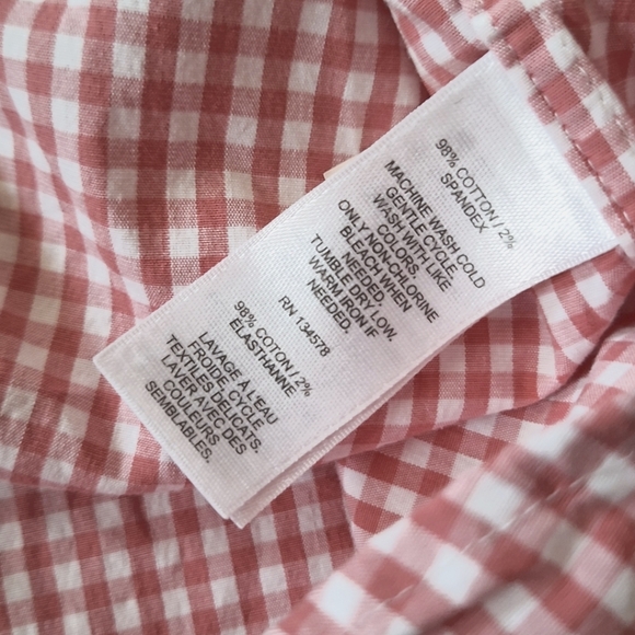VINEYARD VINES | Men's Arawak Gingham Classic Tucker Shirt - Strawberry/White - Picture 10 of 13